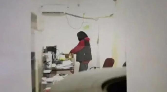 女子向同事杯中投放不明物质？佛山律师为你解读这一事件