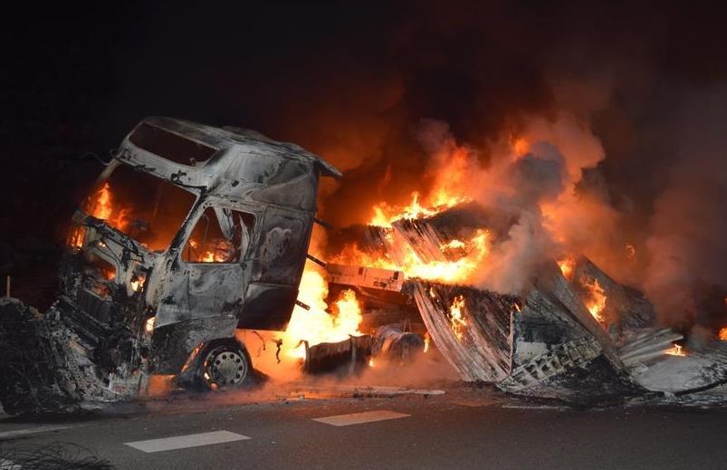 佛山律师事务所观点：货车停违建旁遭火灾，车辆受损谁来赔？