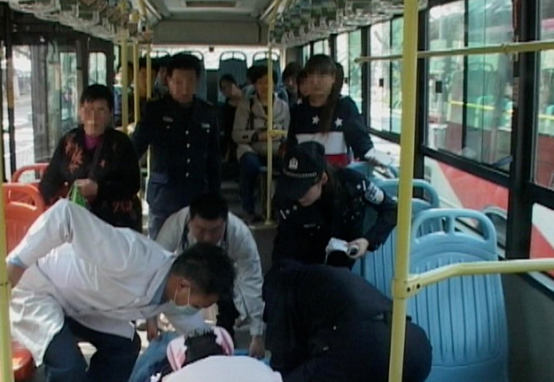 佛山律师：乘客晕倒抢救无效，母亲将公交告上法院，索赔50万。